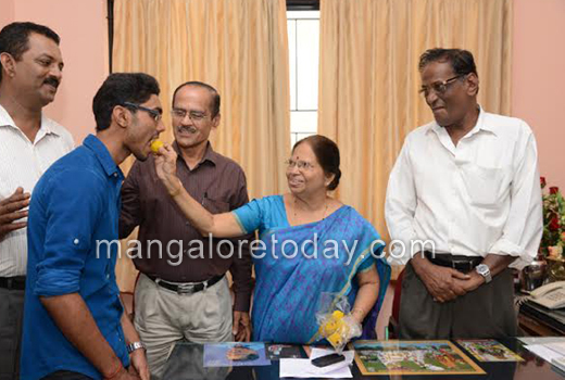 Rashmitha of Sharada Vidyalaya is II  PUC (Commerce) topper 1